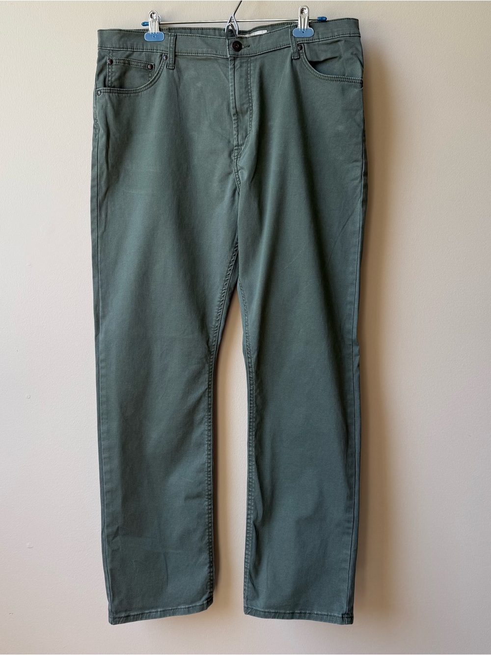 Men’s Wrangler Straight Fit Pants in Olive Green